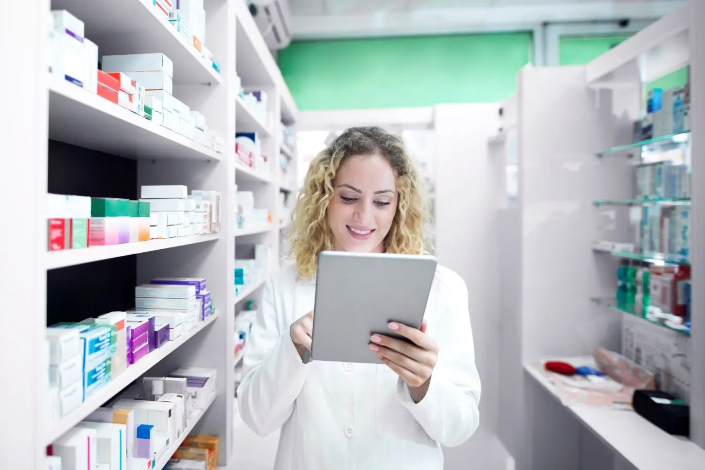 Profesional farmacéutica revisando inventario con una tableta